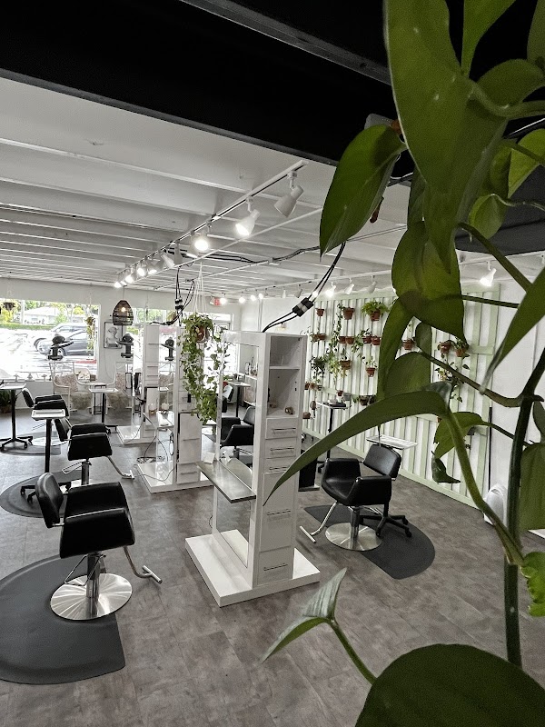 Suri and Noreen Salon photo